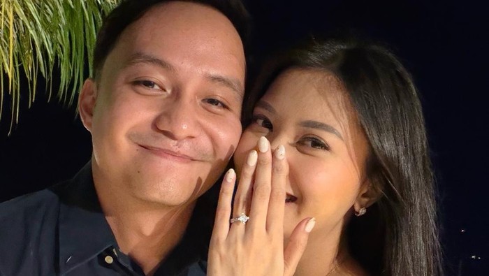 Noella Sisterina Berseri-seri Usai Dilamar