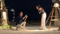 Noella Sisterina dilamar Patrick di pinggir pantai. She said yes, tulis @patricktoutseul dilihat di Instagram, Rabu (18/2/2026). (Foto: dok Instagram patricktoutseul)