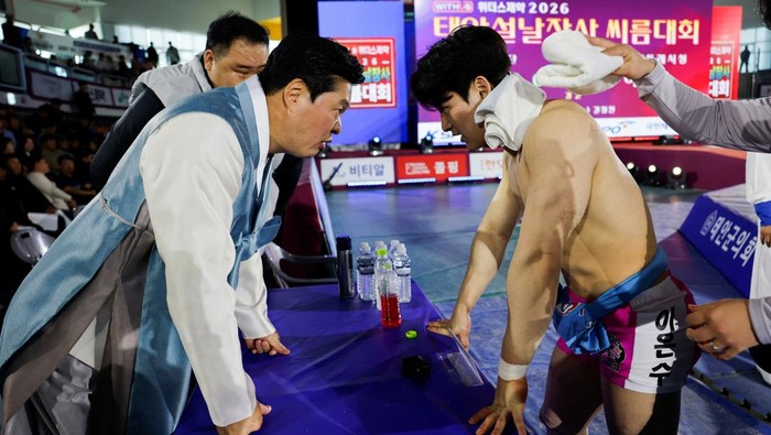 Ssireum wrestlers, athletes of Korea's traditional wrestling, compete during a Lunar New Year Ssireum championship at the Taean Complex Indoor Gymnasium in Taean, South Korea, February 14, 2026. REUTERS/Kim Soo-hyeon     TPX IMAGES OF THE DAY