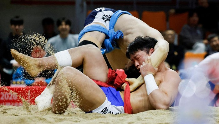 Ssireum wrestlers, athletes of Korea's traditional wrestling, compete during a Lunar New Year Ssireum championship at the Taean Complex Indoor Gymnasium in Taean, South Korea, February 14, 2026. REUTERS/Kim Soo-hyeon     TPX IMAGES OF THE DAY