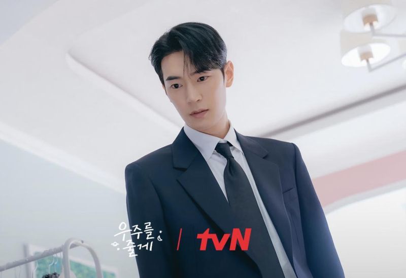 Penampilan Park Seo Ham di drakor Our Universe.