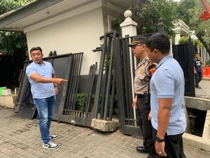 Video: Mobil Tabrak Pagar Rumah JK di Jaksel, Sopir Minta Mediasi