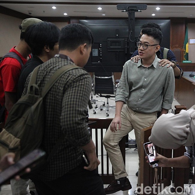 Pakai Gelang GPS, Delpedro Dkk Jalani Sidang Sebagai Tahanan Kota