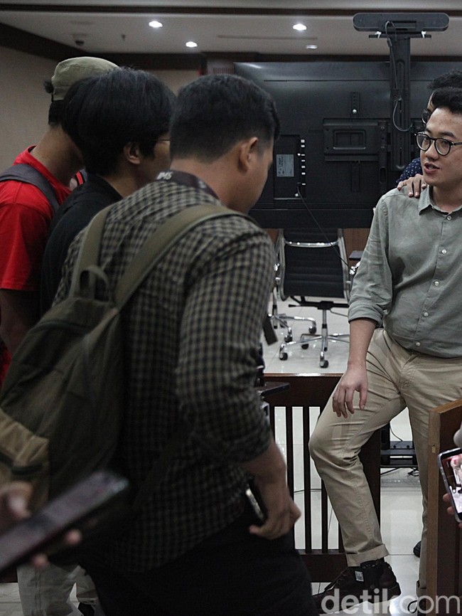 Pakai Gelang GPS, Delpedro Dkk Jalani Sidang Sebagai Tahanan Kota