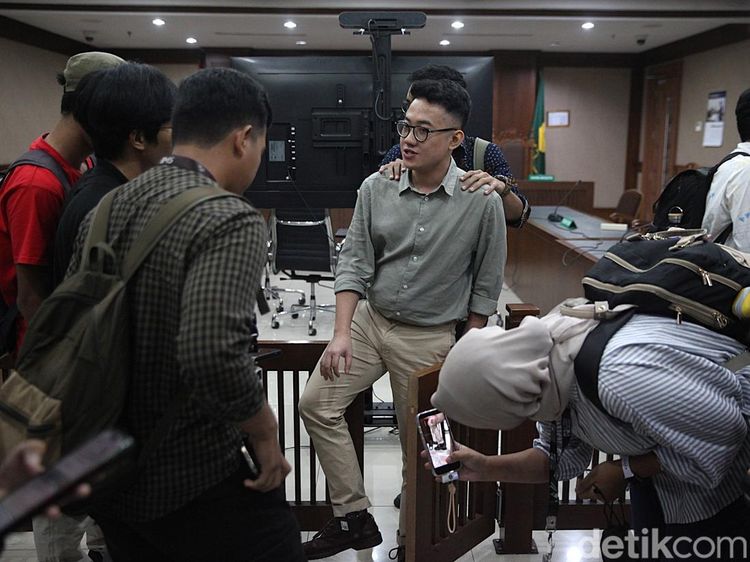 Pakai Gelang GPS, Delpedro Dkk Jalani Sidang Sebagai Tahanan Kota