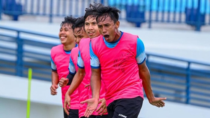 Para pemain Persela kala menjalani latihan