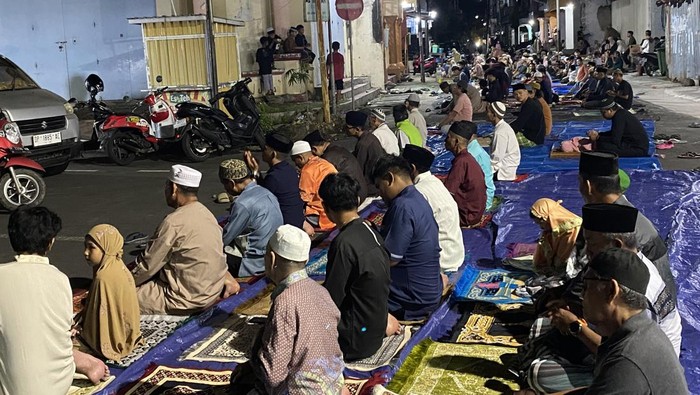 Warga di Kota Parepare, Sulawesi Selatan (Sulsel), antusias melaksanakan salat tarawih pada malam pertama Ramadan 1447 Hijriyah.