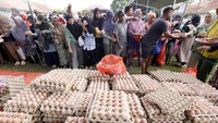 Pemerintah Provinsi Gorontalo bersama Pemerintah Kabupaten Bone Bolango dan DWP RSUD Toto menggelar pasar murah yang menyediakan 1.000 paket cabai rawit, telur ayam ras, minyak goreng, gula pasir, daging ayam, bawang merah dan beras. Foto: ANTARAFOTO/Adiwinata Solihin