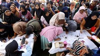 Sejumlah warga mendaftar untuk mendapatkan kupon pembelian pangan pada pasar murah bersubsidi di halaman RSUD Toto, Kabupaten Bone Bolango, Gorontalo, Rabu (18/2/2026).  Foto: ANTARAFOTO/Adiwinata Solihin