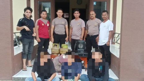 Ketiga kawanan pemuda pelaku pencurian seusai ditangkap oleh personel Polsek Kempo.