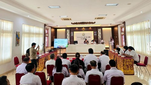 Pemkab Gianyar menyerahkan SK Forum Kepatuhan Program Jaminan Sosial Ketenagakerjaan kepada Kejari Gianyar, Rabu (18/2/2025). (Dok. Pemkab Gianyar)