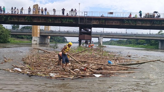 Pemkot Kediri bersih-bersih sampah dan pring di area Jembatan Lama