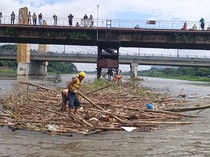 Pemkot Kediri Bersihkan Cagar Budaya Jembatan Lama dari Sampah-Bambu