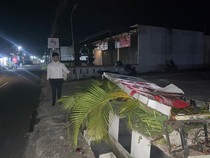 Pemotor Luka Parah Tabrak Plang di Tabanan, Benda Misterius Berserakan