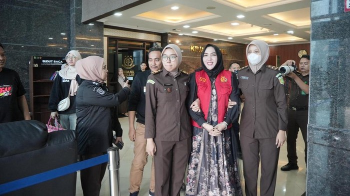 Penampakan Mira Hayati, terpidana kasus skincare merkuri saat hendak dijebloskan ke Lapas Makassar.