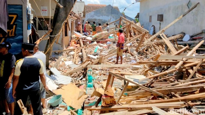 Penampakan rumah di Situbondo hancur imbas ledakan