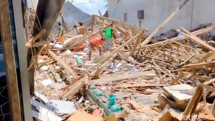 Penampakan rumah di Situbondo hancur imbas ledakan