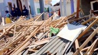 Petugas kepolisian dibantu warga segera melakukan evakuasi. Polisi juga memberikan pertolongan kepada para korban.