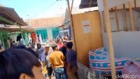 Sejumlah warga mengaku ledakan terdengar sangat keras hingga radius sekitar satu kilometer dan menyebabkan kerusakan pada beberapa rumah di sekitar lokasi kejadian.