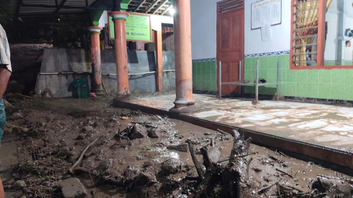 Penampakan rumah warga yang dipenuhi material longsoran di Ngawen, Gunungkidul, Selasa (17/2/2026).
