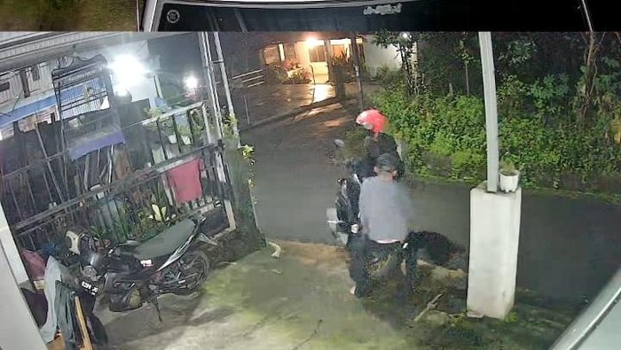 Penampakan maling motor yang menggotong Yamaha Nmax di Boyolali.