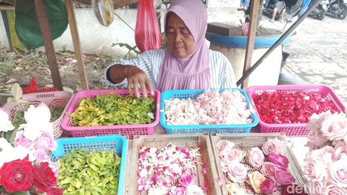 Penjual bunga di depan makam Samaan Kota Malang ketiban berkah jelang Ramadan 2026