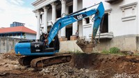 Pekerja membersihkan puing dan material bangunan yang menimpa area sekolah akibat ambruknya pagar tembok sepanjang sekitar 60 meter.  