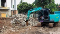 Bagian pagar sekolah dan ruang piket yang terdampak mulai diperbaiki agar kegiatan belajar mengajar kembali berjalan normal.  