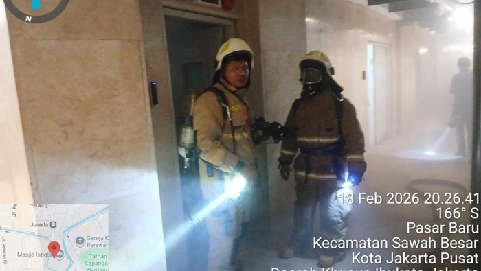 Petugas damkar mengungkap asal usul asap muncul di Masjid Istiqlal berasal dari terbakarnya UPS (Uninterruptible Power Supply) di ruang server. (dok Damkar DKI)
