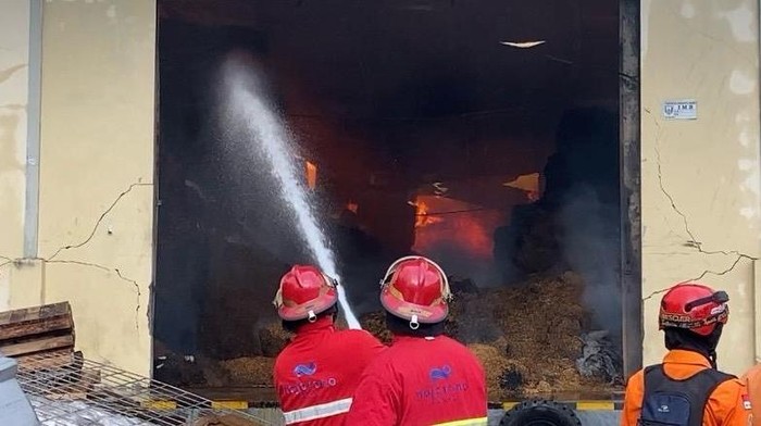 Petugas berupaya memadamkan kebakaran gudang tembakau di Bae, Kudus, Rabu (18/2/2026).