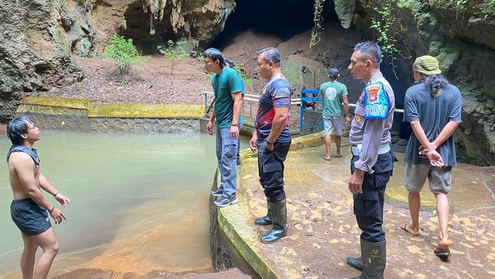 Seorang pemuda di Semanu, Gunungkidul, menolong 2 mahasiswa KKN yang tenggelam. Tragis, dia akhirnya justru tewas di sungai.