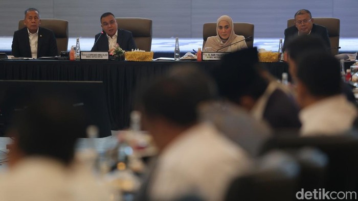 Wakil Ketua Dewan Perwakilan Rakyat Republik Indonesia Sufmi Dasco Ahmad, Wakil Ketua DPR RI Cucun Ahmad Syamsurizal, serta Sari Yuliati dan Saan Mustopa menghadiri rapat evaluasi pimpinan DPR bersama pemerintah di Nusantara IV, Kompleks Parlemen, Senayan, Jakarta, Rabu (18/2/2026).