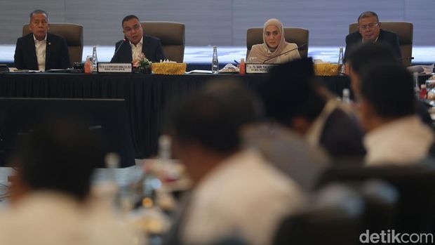 Wakil Ketua Dewan Perwakilan Rakyat Republik Indonesia Sufmi Dasco Ahmad, Wakil Ketua DPR RI Cucun Ahmad Syamsurizal, serta Sari Yuliati dan Saan Mustopa menghadiri rapat evaluasi pimpinan DPR bersama pemerintah di Nusantara IV, Kompleks Parlemen, Senayan, Jakarta, Rabu (18/2/2026).