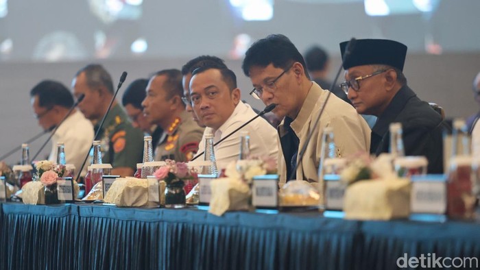 Wakil Ketua Dewan Perwakilan Rakyat Republik Indonesia Sufmi Dasco Ahmad, Wakil Ketua DPR RI Cucun Ahmad Syamsurizal, serta Sari Yuliati dan Saan Mustopa menghadiri rapat evaluasi pimpinan DPR bersama pemerintah di Nusantara IV, Kompleks Parlemen, Senayan, Jakarta, Rabu (18/2/2026).