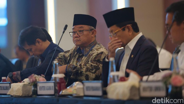 Wakil Ketua Dewan Perwakilan Rakyat Republik Indonesia Sufmi Dasco Ahmad, Wakil Ketua DPR RI Cucun Ahmad Syamsurizal, serta Sari Yuliati dan Saan Mustopa menghadiri rapat evaluasi pimpinan DPR bersama pemerintah di Nusantara IV, Kompleks Parlemen, Se
