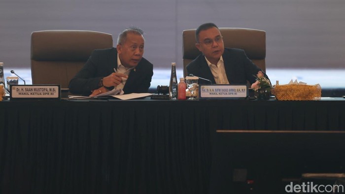 Wakil Ketua Dewan Perwakilan Rakyat Republik Indonesia Sufmi Dasco Ahmad, Wakil Ketua DPR RI Cucun Ahmad Syamsurizal, serta Sari Yuliati dan Saan Mustopa menghadiri rapat evaluasi pimpinan DPR bersama pemerintah di Nusantara IV, Kompleks Parlemen, Se