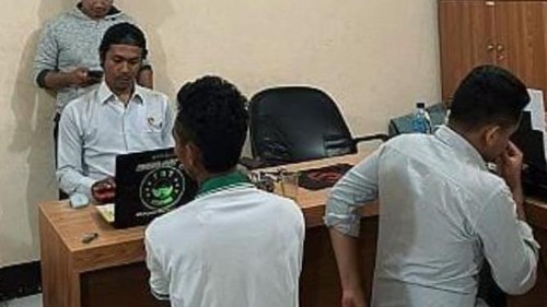 Polisi memeriksa terduga pelaku perusakan dapur MBG di Desa Paok Lombok, Kecamatan Suralaga, Lombok Timur, Rabu (18/2/2026). (Foto: Dok. Humas Polres Lombok Timur)