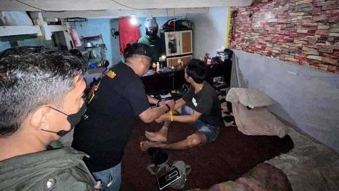 Polisi menangkap pelaku perusakan warung makan di Makassar.