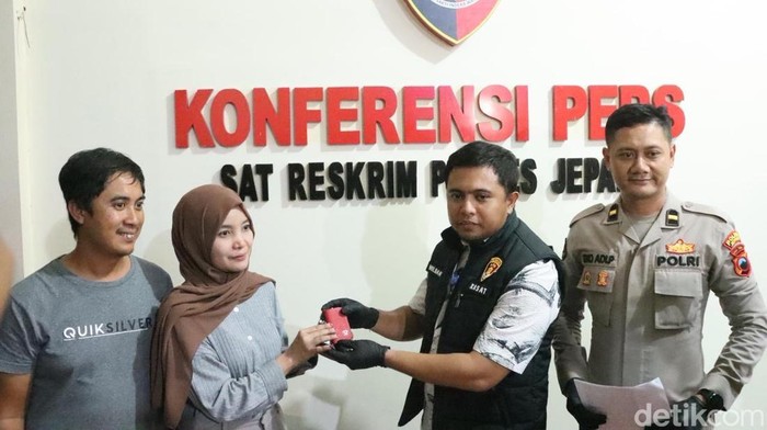 Polisi menyerahkan kunci mobil milik biduan yang dicuri di Polres Jepara, Rabu (18/2/2026).