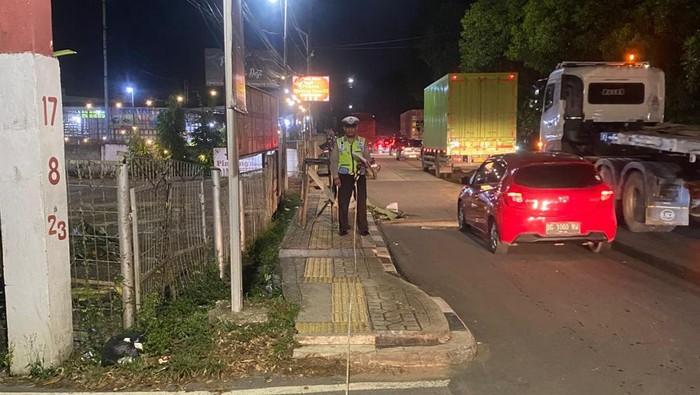 Polisi saat olah TKP kecelakaan yang tewaskan pemotor wanita di Palembang