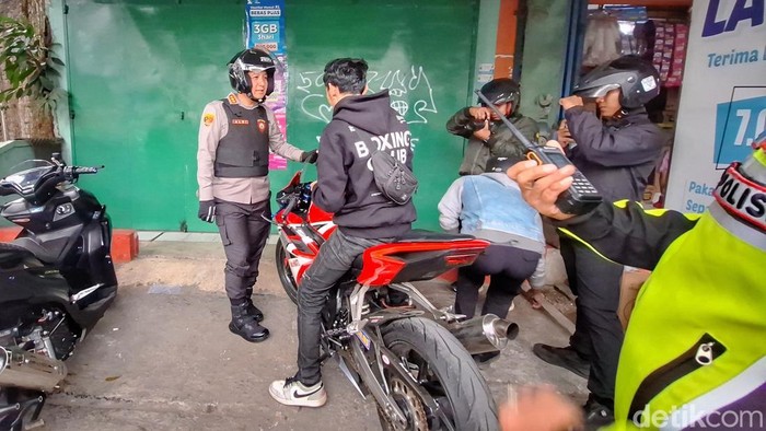 Polisi saat sisir knalpot brong dan pelaku premanisme di Soreang, Kabupaten Bandung.