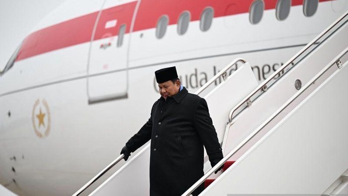 Presiden Prabowo Subianto turun dari pesawat Garuda Indonesia PK-GIF setelah mendarat di Pangkalan Militer (Joint Base) Andrews, Prince Georges County, Maryland, Selasa (17/2/2026), untuk menghadiri tiga agenda di Washington DC, termasuk KTT Board o
