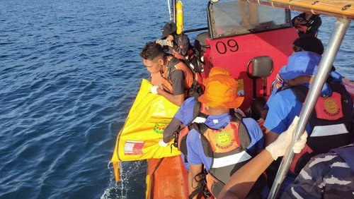 Tim SAR gabungan evakuasi korban meninggal dunia di perairan Wuring, Sikka, NTT, Rabu (18/2/2026).