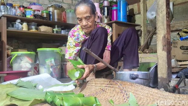 Proses membuat luba' laya', makanan khas Dayak Lundayeh.