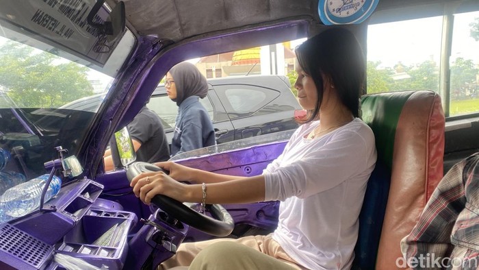 Putri Anjarwati, remaja perempuan yang mantap jadi sopir angkot