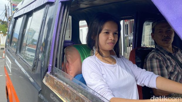 Putri Anjarwati, remaja perempuan yang mantap jadi sopir angkot