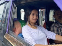 Putri si Perempuan Tangguh di Balik Kemudi Angkot Sukabumi