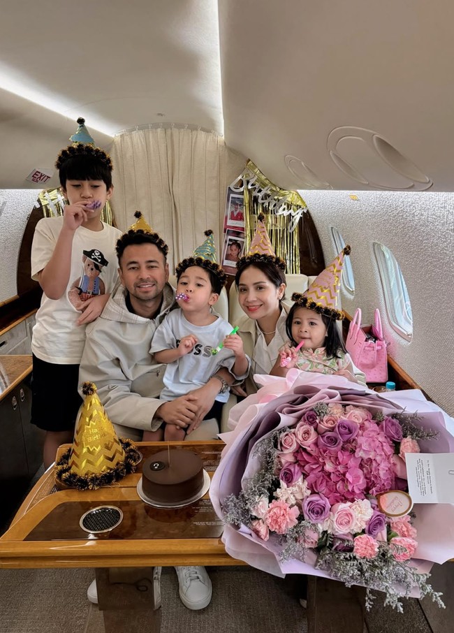 Raffi Ahmad dan Nagita Slavina sempat terlihat merayakan ulang tahunnya di jet pribadi bersama ketiga anak mereka. Jet pribadi yang ditumpangi itu juga terlihat sudah dihias dengan dekorasi ulang tahun simpel. Foto: Instagram/@raffinagita1717