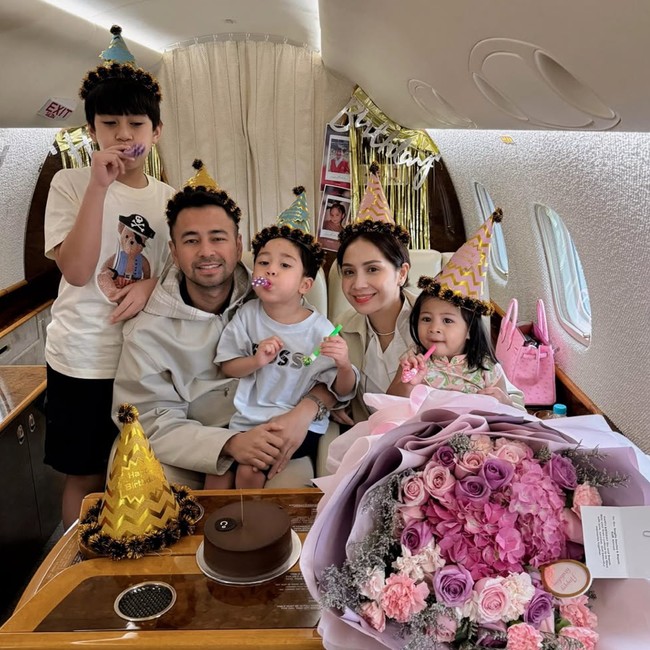 Foto Ultah Raffi Ahmad & Nagita Slavina, Dirayakan di Jet Pribadi-Tema Imlek