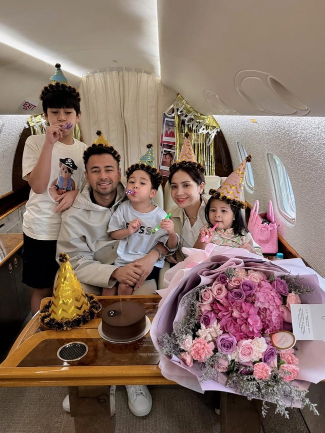 Foto Ultah Raffi Ahmad & Nagita Slavina, Dirayakan di Jet Pribadi-Tema Imlek